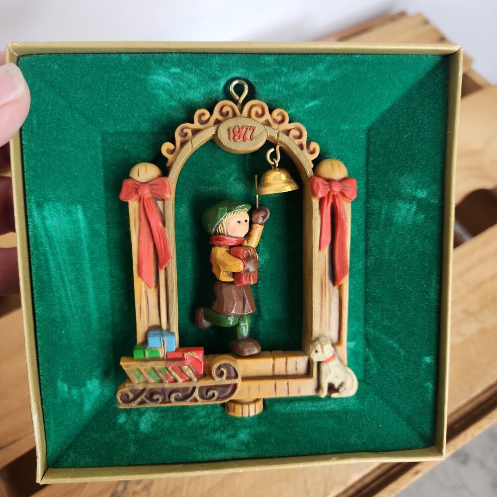 Hallmark 1977 Twirlabout Bellringer ornament Tree Trimmer Collection